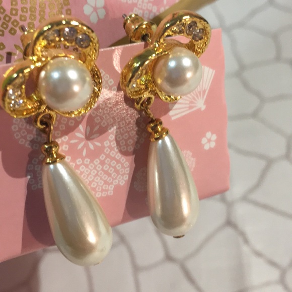 🆑🫧 CLEARANCE!🏷️ Vintage Floral & Faux Pearl w/ swarovski Earrings - Picture 2 of 16